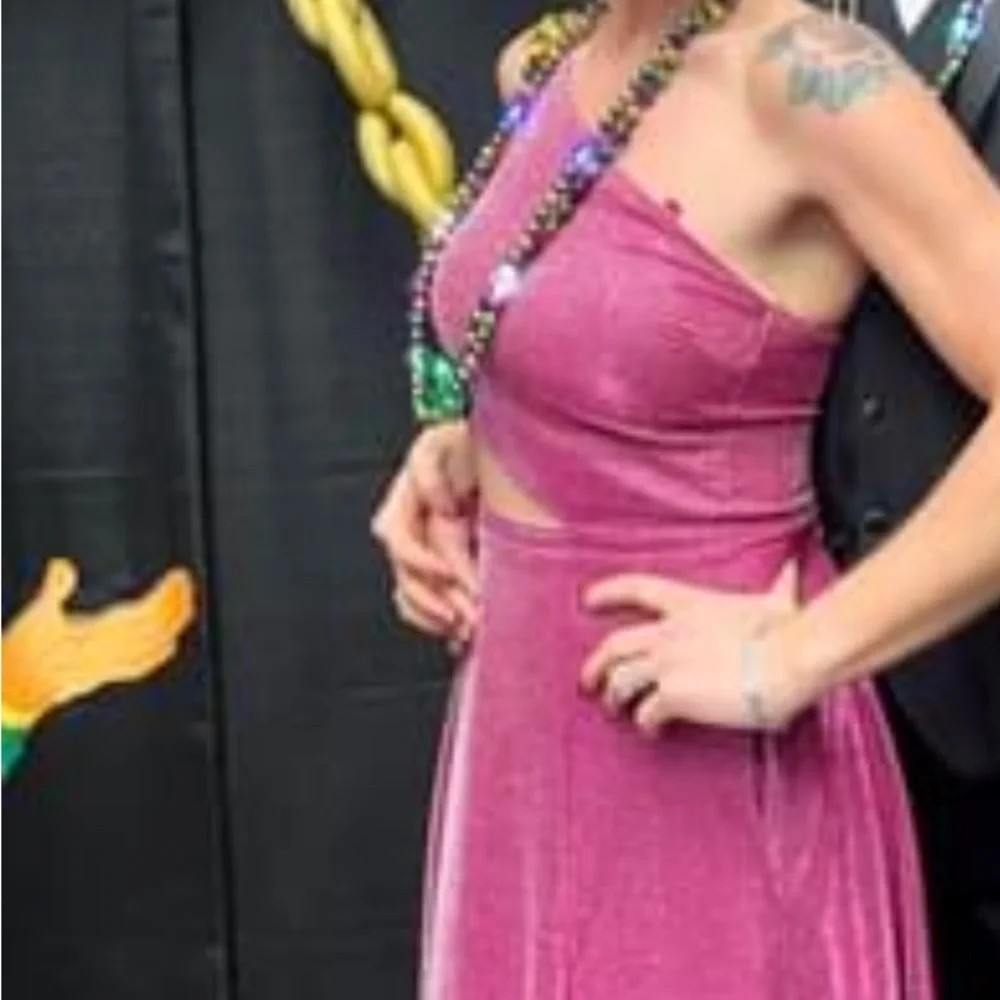 City Vibes magenta formal gown - Picture 5 of 10